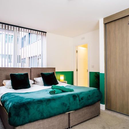 Modern Two-Bedroom Apartment - Central Location, Free Wi-Fi, Ideal For Long Stays By Av Hughes Properties Milton Keynes Exteriör bild