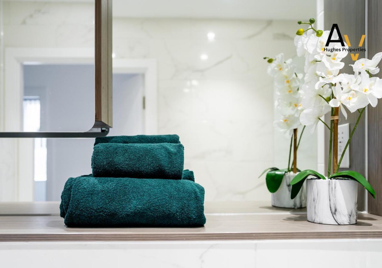Modern Two-Bedroom Apartment - Central Location, Free Wi-Fi, Ideal For Long Stays By Av Hughes Properties Milton Keynes Exteriör bild