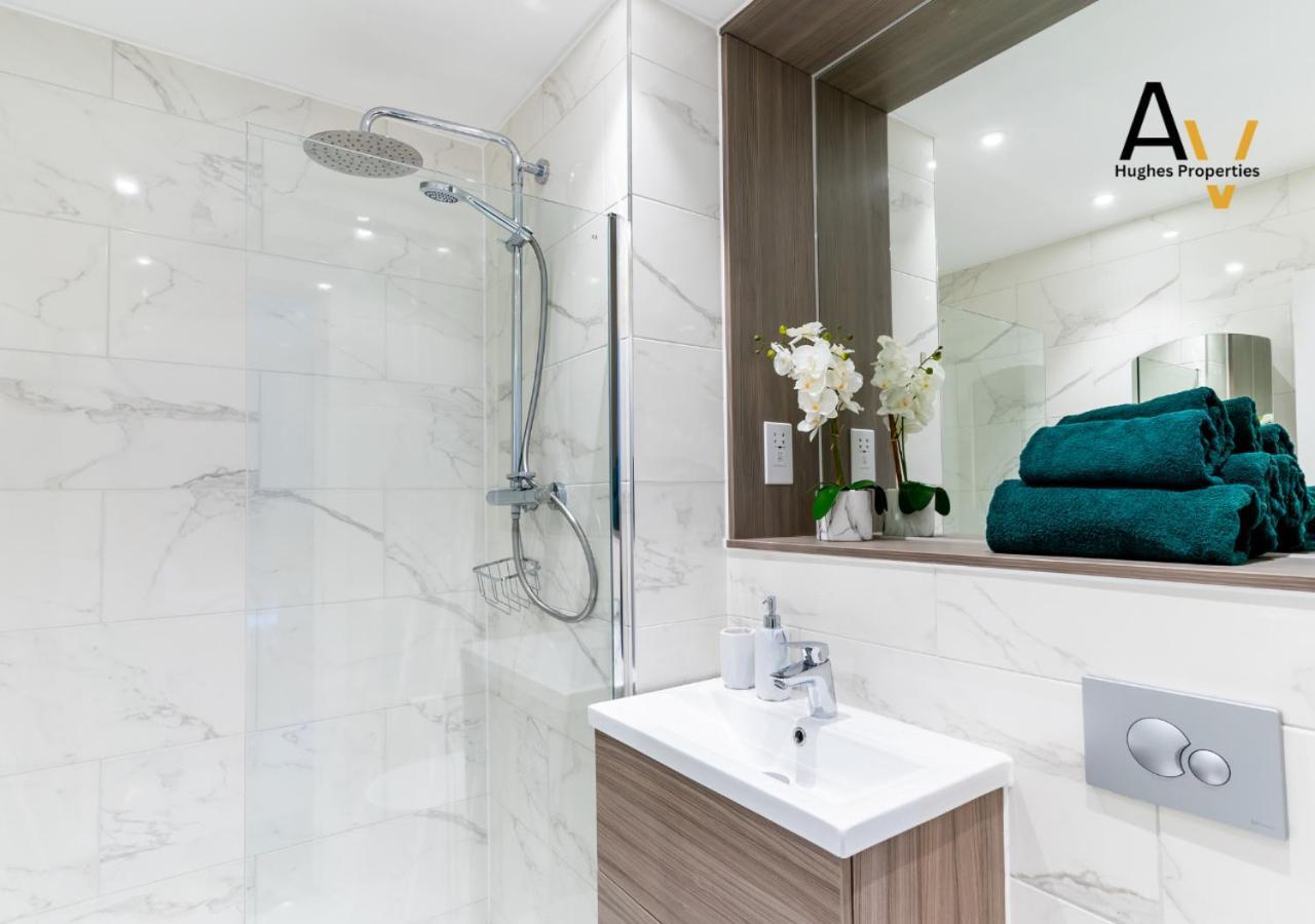 Modern Two-Bedroom Apartment - Central Location, Free Wi-Fi, Ideal For Long Stays By Av Hughes Properties Milton Keynes Exteriör bild