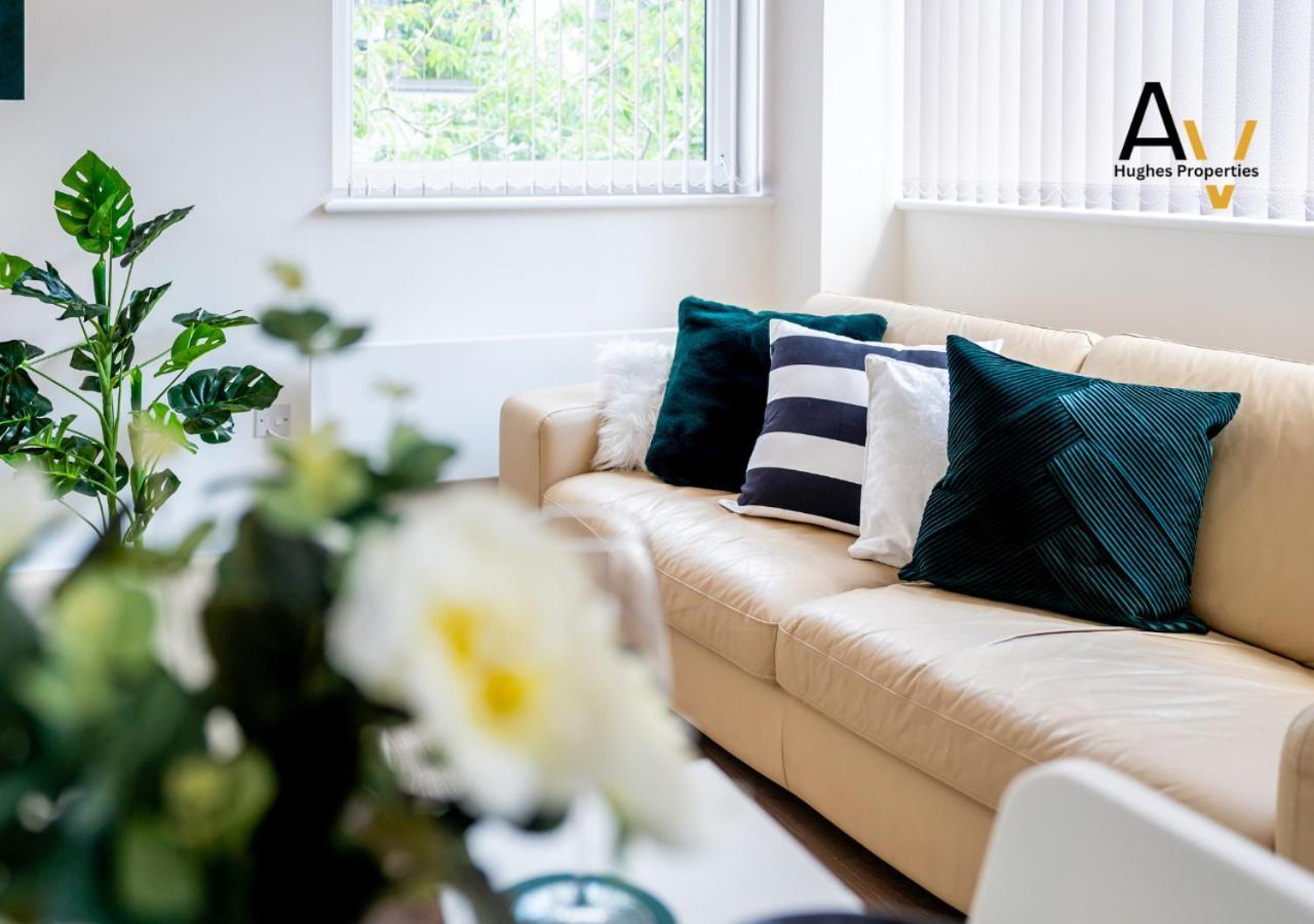 Modern Two-Bedroom Apartment - Central Location, Free Wi-Fi, Ideal For Long Stays By Av Hughes Properties Milton Keynes Exteriör bild