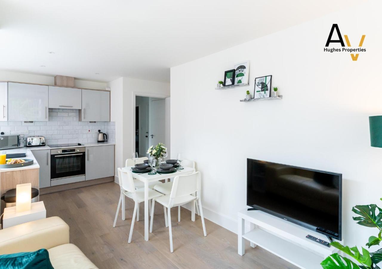 Modern Two-Bedroom Apartment - Central Location, Free Wi-Fi, Ideal For Long Stays By Av Hughes Properties Milton Keynes Exteriör bild