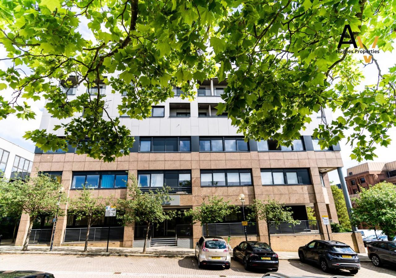 Modern Two-Bedroom Apartment - Central Location, Free Wi-Fi, Ideal For Long Stays By Av Hughes Properties Milton Keynes Exteriör bild