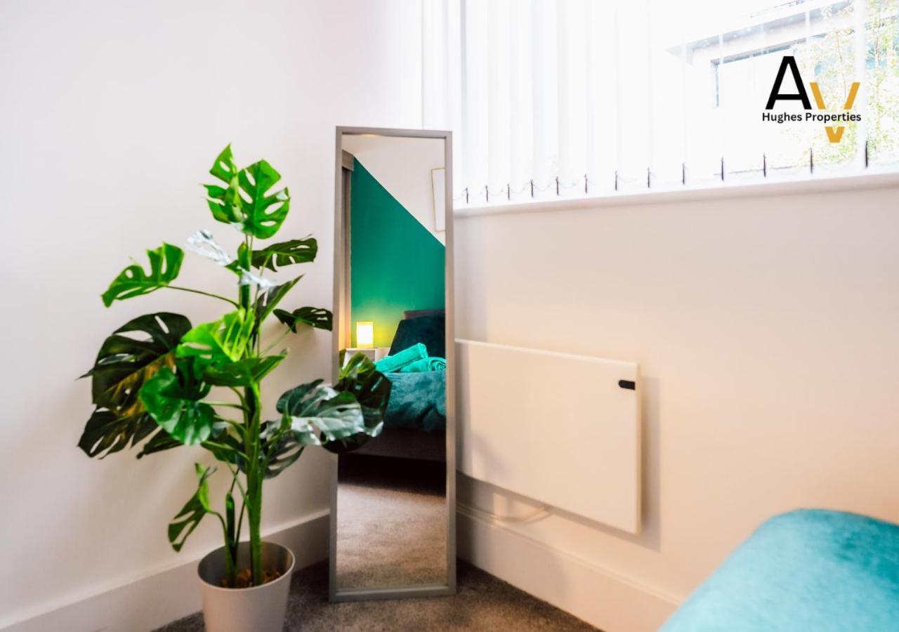 Modern Two-Bedroom Apartment - Central Location, Free Wi-Fi, Ideal For Long Stays By Av Hughes Properties Milton Keynes Exteriör bild