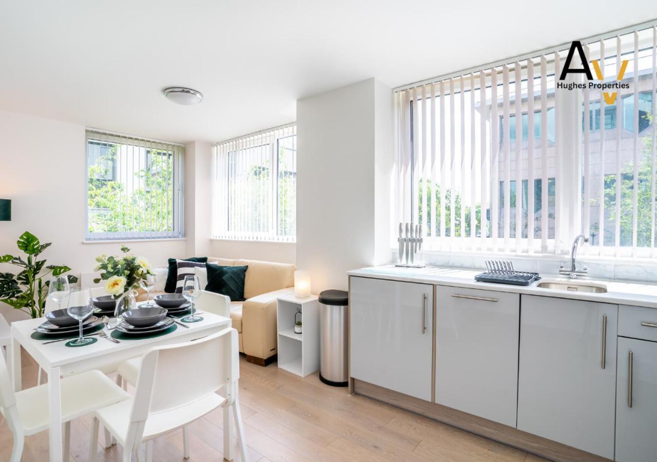 Modern Two-Bedroom Apartment - Central Location, Free Wi-Fi, Ideal For Long Stays By Av Hughes Properties Milton Keynes Exteriör bild